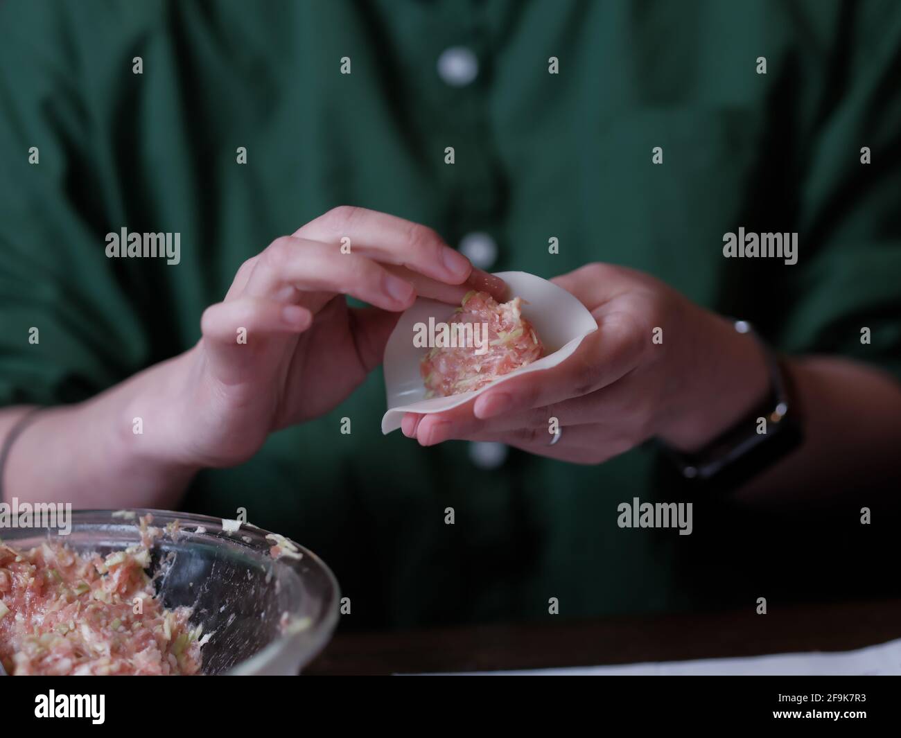 Fare Jiao-zi Foto Stock