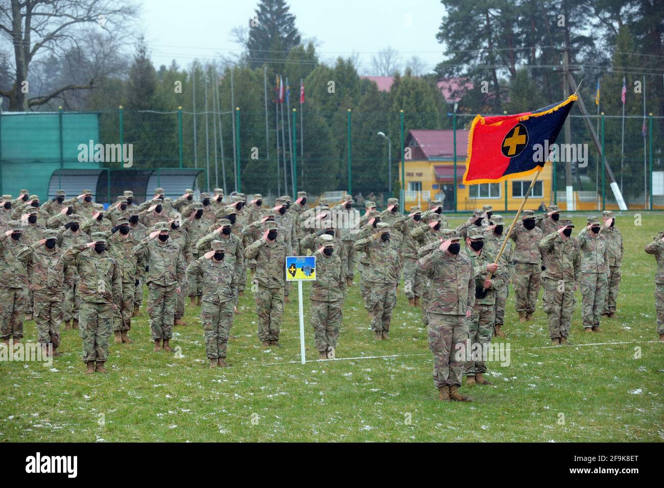 REGIONE DI LVIV, UCRAINA - 16 APRILE 2021 - gli ufficiali dell'esercito degli Stati Uniti sono all'attenzione durante la cerimonia ufficiale di rotazione del Joint Multinational Training Foto Stock