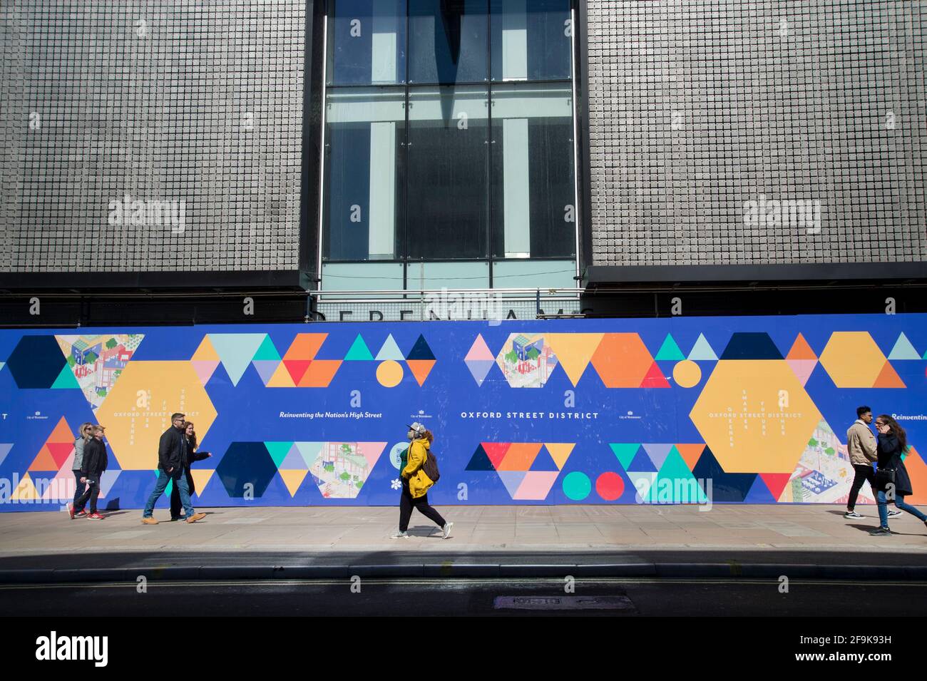 Londra, Inghilterra, Regno Unito. Oxford Street riapre dopo il blocco 3 Foto Stock