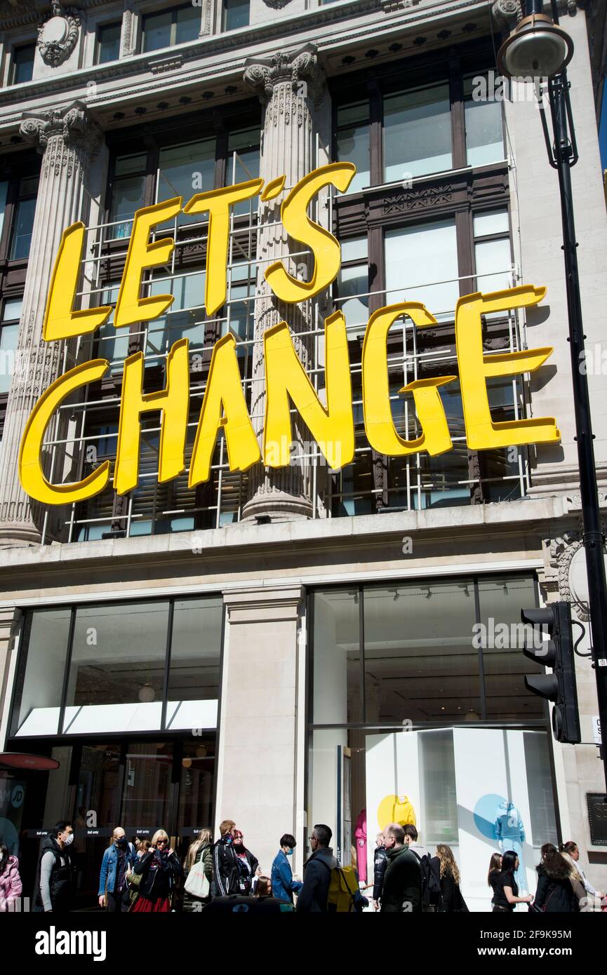 Londra, Inghilterra, Regno Unito. Oxford Street riapre dopo il blocco 3. Selfridges con lettere giganti che dicono 'lascia cambiare'. Foto Stock
