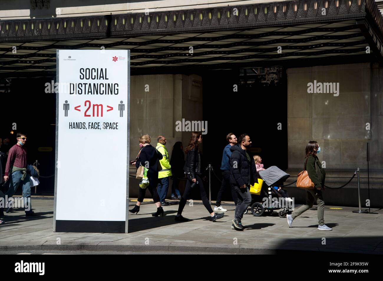 Londra, Inghilterra, Regno Unito. Oxford Street, Selfridges, riaperto dopo il blocco 3. Segno che ricorda la gente alla distanza sociale. Foto Stock