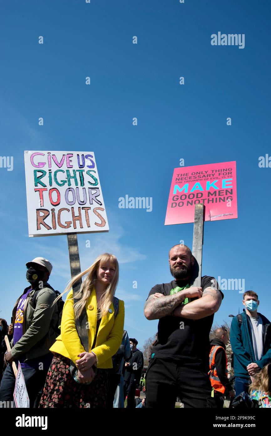 17.04.2021. Uccidete la protesta di Bill. Manifestanti Wellington Arch. Con cartelloni. Foto Stock