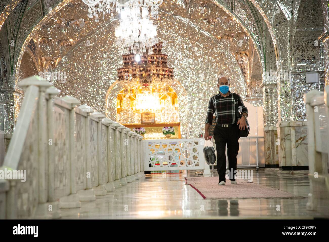 Teheran, Iran. 18 Apr 2021. Un uomo iraniano cammina vicino al santuario di Shah Abdol-Azim. (Foto di Sobhan Farajvan/Pacific Press/Sipa USA) Credit: Sipa USA/Alamy Live News Foto Stock