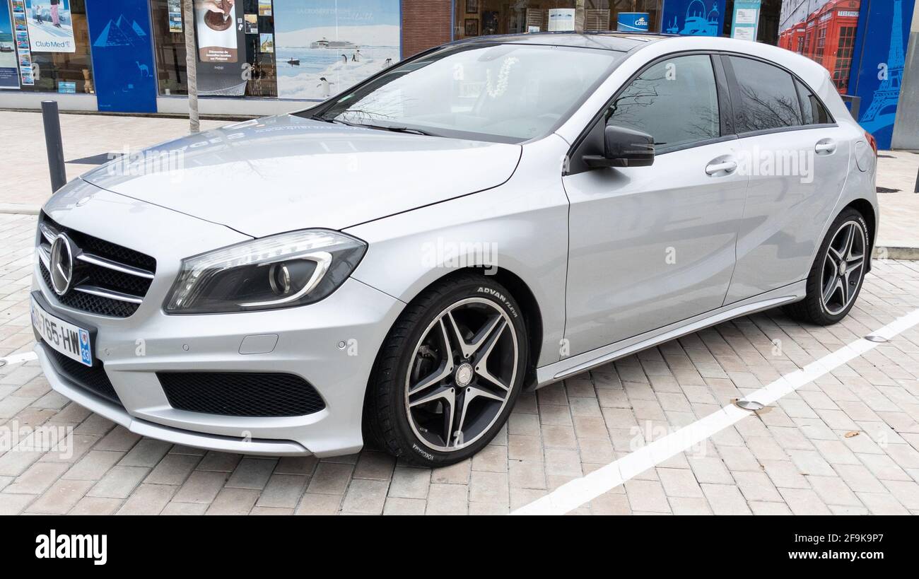 Bordeaux , Aquitaine Francia - 01 24 2021 : Mercedes Benz UNA classe subcompact auto executive nuova moderna parcheggiata auto in strada Foto Stock