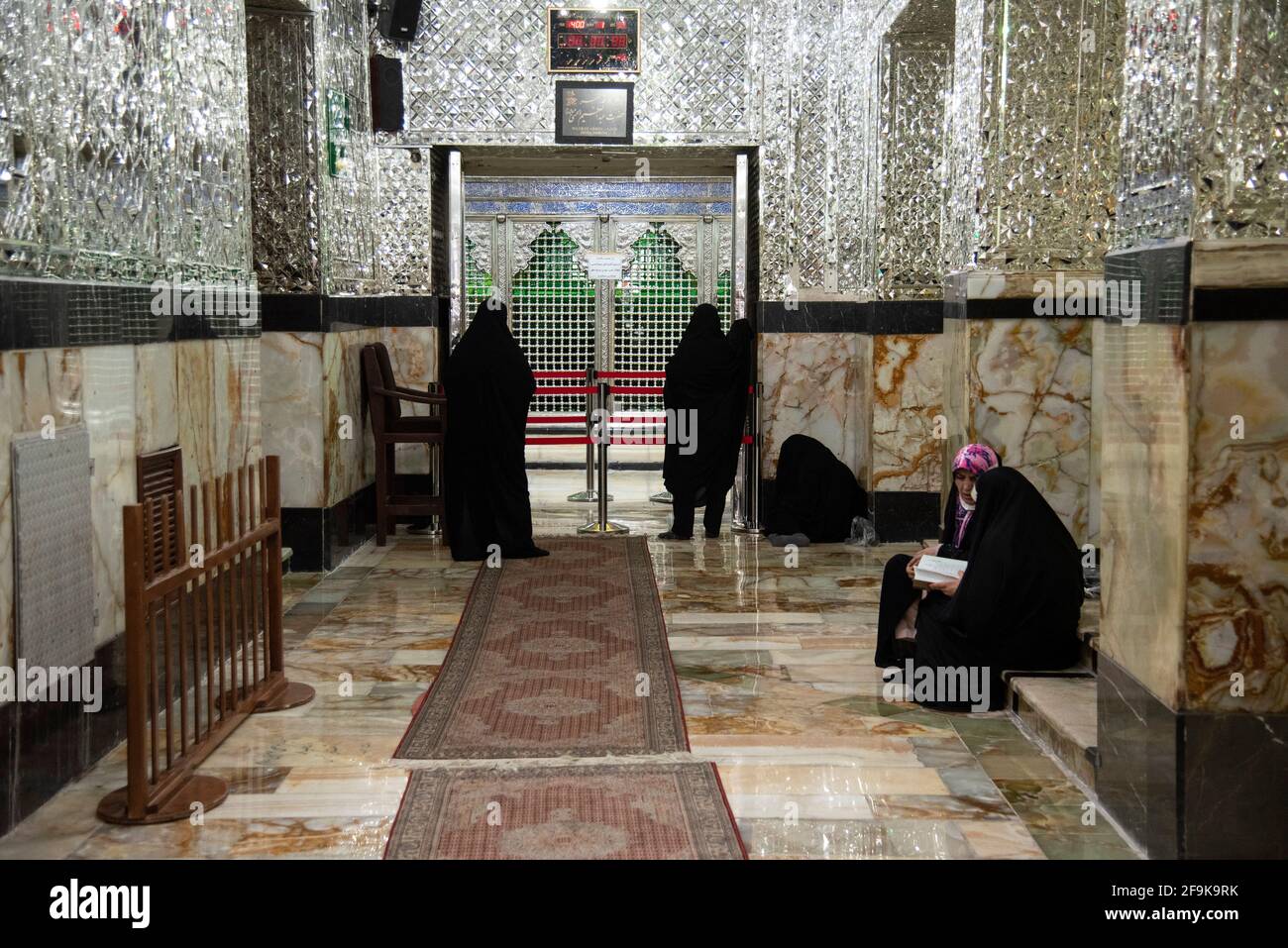 Teheran, Iran. 18 Apr 2021. Le donne si levano in piedi dietro la burocrazia e Pray.The santuario di Shah Abdol-Azim è protetto con una nastro rosso per impedire ai visitatori di toccarlo e lo scoppio di COVID-19 . (Foto di Sobhan Farajvan/Pacific Press/Sipa USA) Credit: Sipa USA/Alamy Live News Foto Stock