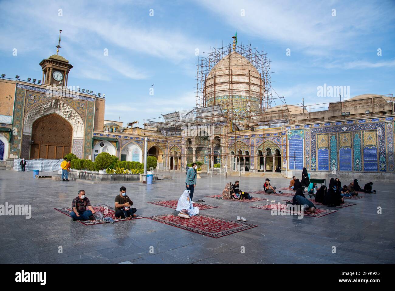 Teheran, Iran. 18 Apr 2021. La gente siede sul tappeto vicino al santuario di Shah Abdol-Azim in mezzo all'epidemia di COVID-19. (Foto di Sobhan Farajvan/Pacific Press/Sipa USA) Credit: Sipa USA/Alamy Live News Foto Stock