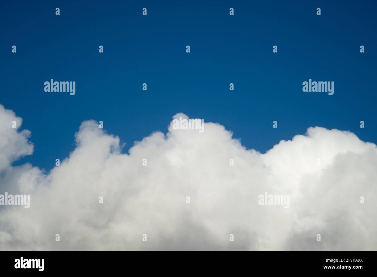 Londra, Hackney. Cielo limpido invernale . Cumulus nuvole. Foto Stock