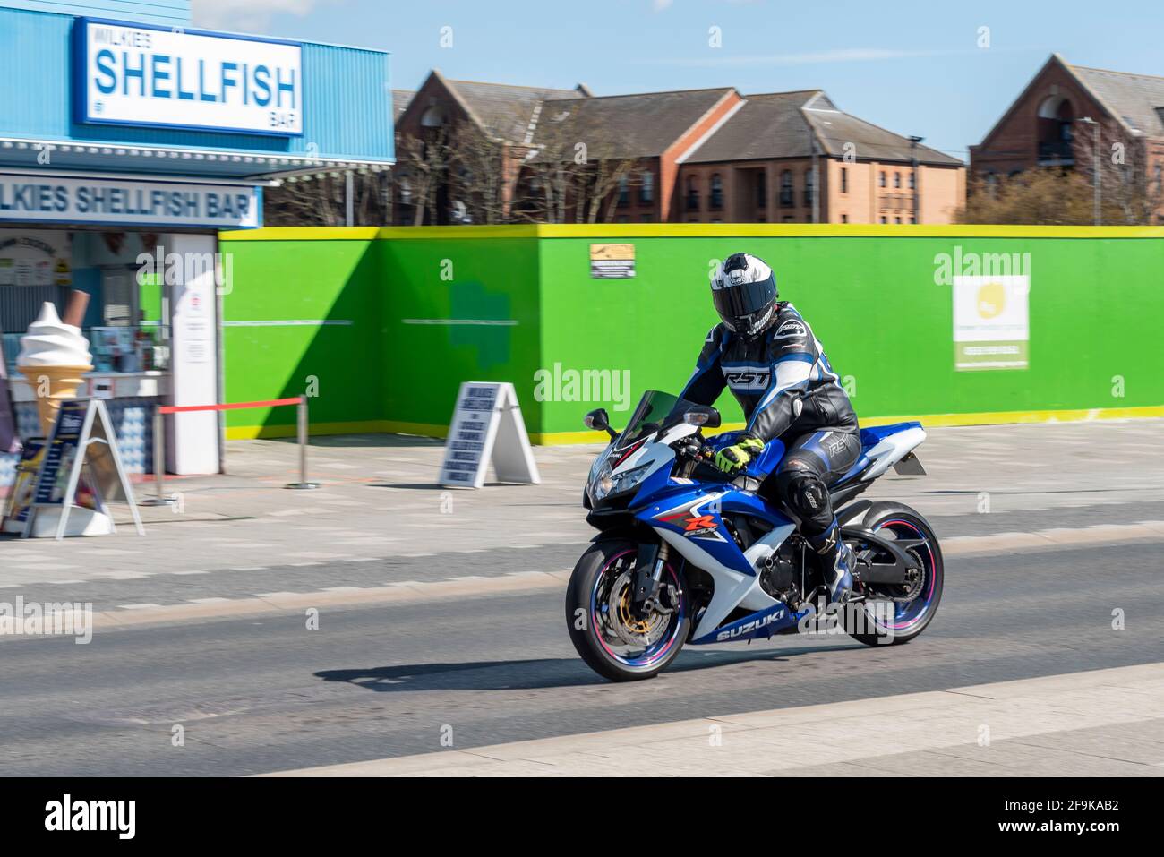 Suzuki GSX R moto, motociclista a Southend sul mare, Essex, Regno Unito, in una soleggiata, brillante giornata di primavera. Passaggio barra di molluschi Foto Stock