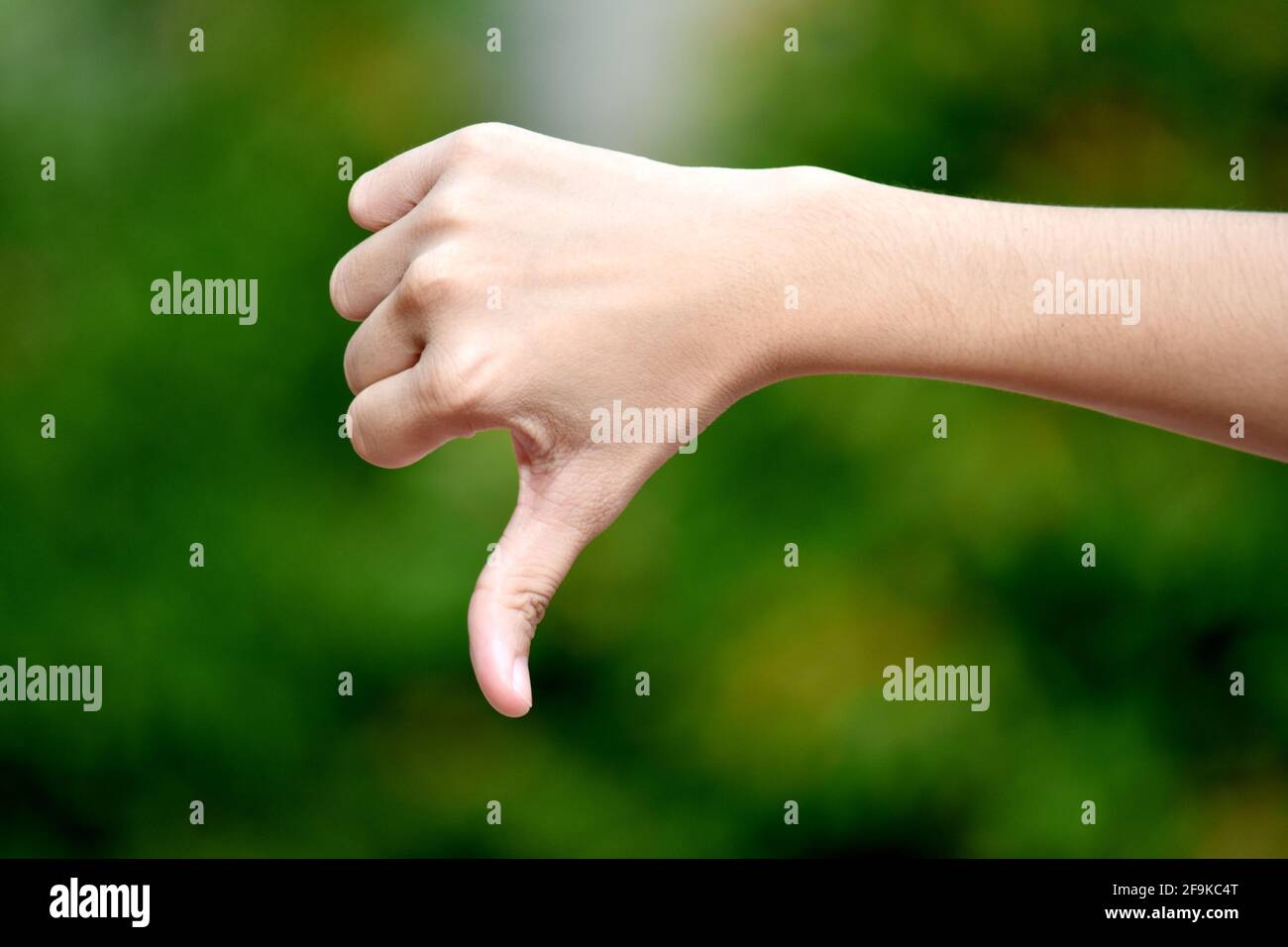 La mano mostra il rifiuto negativo del thumb down Foto Stock