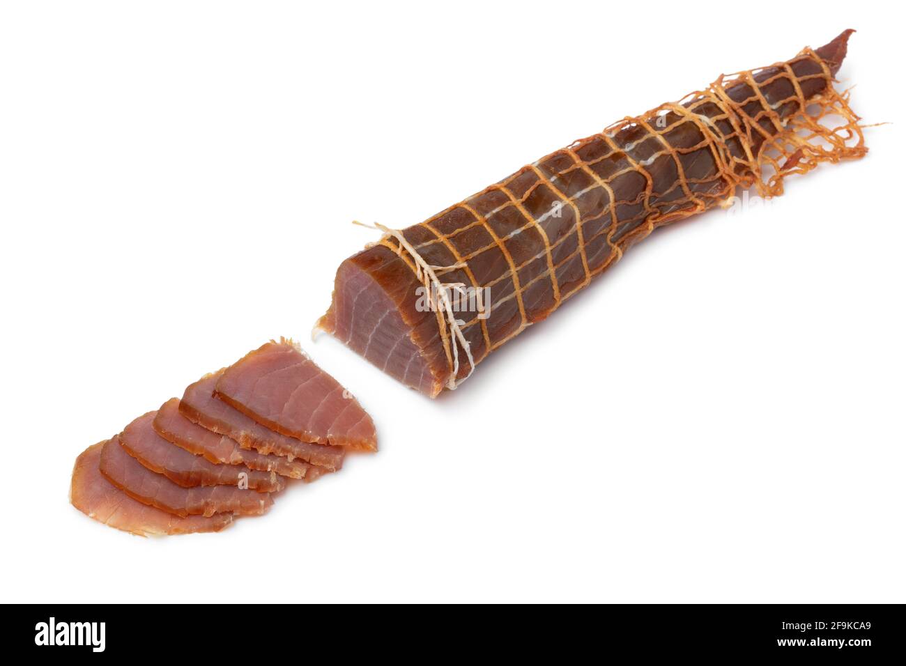 Pezzo di tonno affumicato freddo dell'Albacore e fettine isolate su sfondo bianco Foto Stock