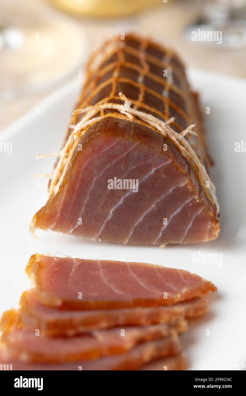 Pezzo di tonno fresco affumicato Albacore e fette vicino su Foto Stock