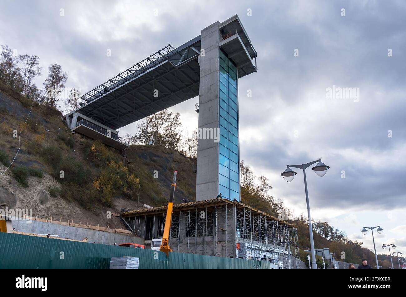 Svetlogorsk, regione di Kaliningrad, Russia, 4 novembre 2020. Ascensore per turisti dalla costa del mare. Costruzione dell'ascensore sulla strada. Un Foto Stock