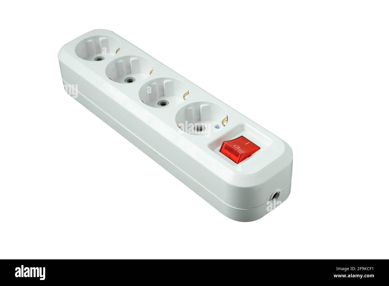 Si tratta di uno splitter elettrico per quattro prese con un pulsante di accensione. Isolato su sfondo bianco. Protezione da sovratensione bianca con pulsante rosso. Foto Stock