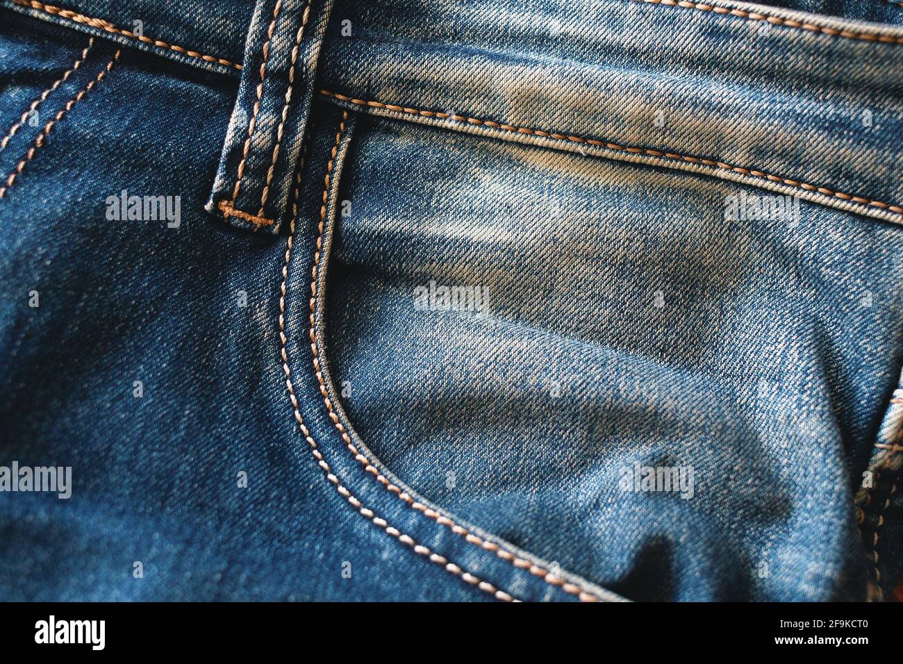 Jeans in denim blu con cuciture gialle. Primo piano di un tessuto alla  moda. Sfondo tessile Foto stock - Alamy