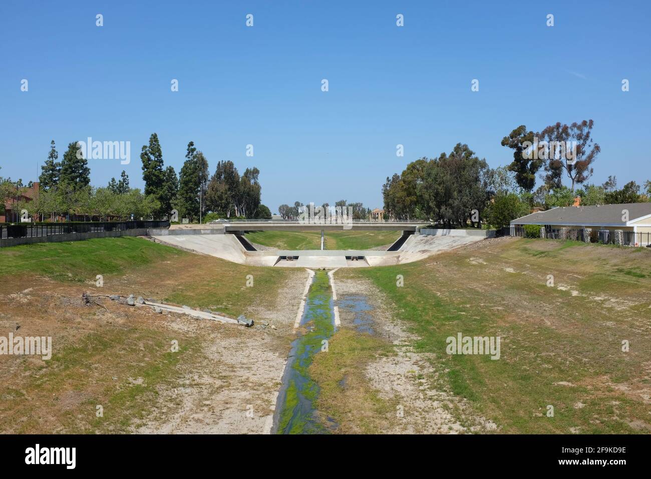 IRVINE, CALIFORNIA - 16 Apr 2021: San Diego Creek nel villaggio di Woodbridge, Irvine. Foto Stock