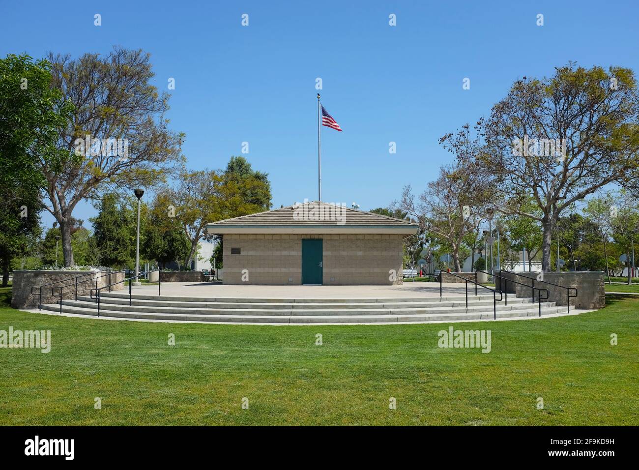 IRVINE, CALIFORNIA - 16 Apr 2021: Edificio al Mike Ward Community Park nel Villaggio di Woodbridge. Foto Stock