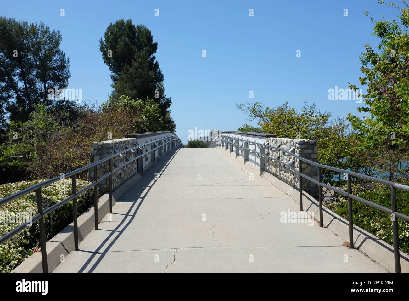 IRVINE, CALIFORNIA - 16 Apr 2021: Ponte pedonale su Alton Parkway che collega Mike Ward Community Park e Woodbridge South Lake. Foto Stock
