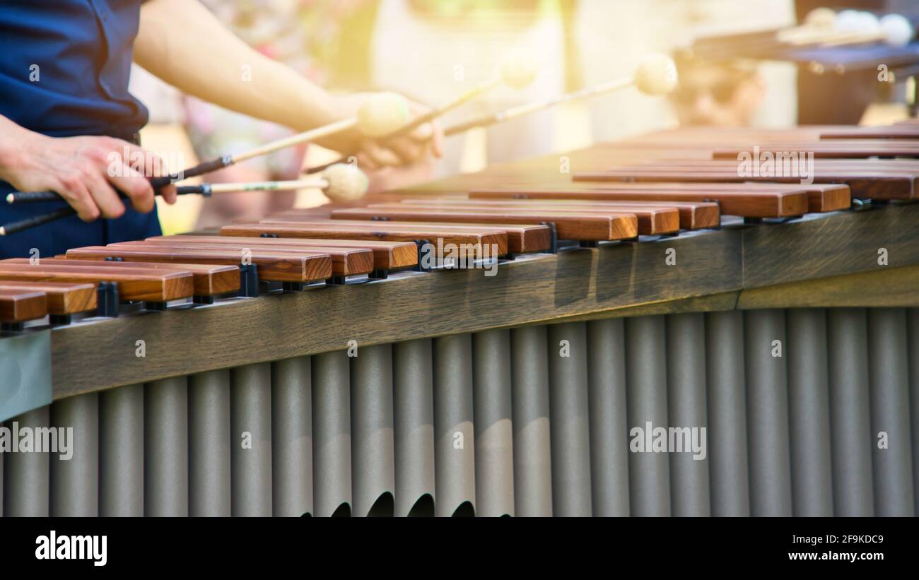 Banda di marimba che suona musica xilofono immagini e fotografie stock ad  alta risoluzione - Alamy
