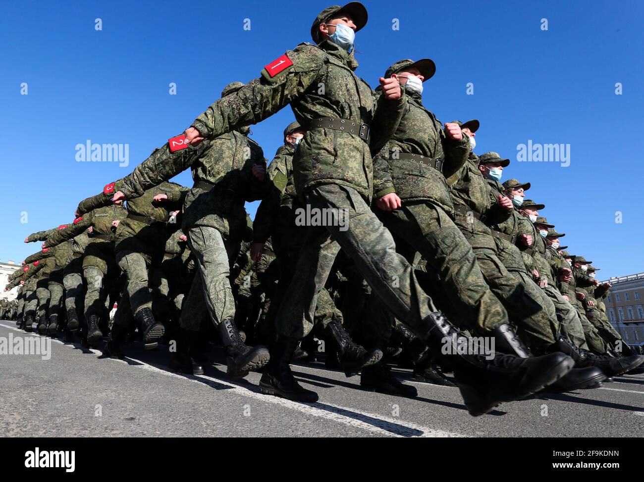 San Pietroburgo, Russia. 19 Apr 2021. I militari marciano in formazione durante una prova per una parata militare del giorno della Vittoria che segna il 76° anniversario della vittoria sulla Germania nazista nella seconda guerra mondiale, in Piazza del Palazzo. Credit: Peter Kovalev/TASS/Alamy Live News Foto Stock