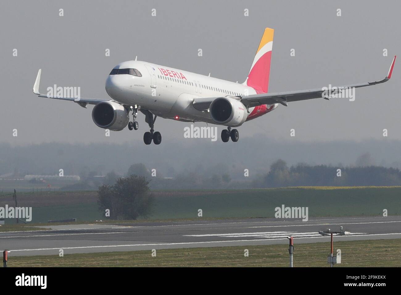 Bruxelles, Belgio. 19 Apr 2021. Un volo Iberia Airlines arriva all'aeroporto di Bruxelles a Zaventem, Belgio, il 19 aprile 2021. Lunedì il Belgio ha chiuso il suo divieto di viaggiare non essenziali all'interno dell'Unione europea (UE). Credit: Zheng Huansong/Xinhua/Alamy Live News Foto Stock