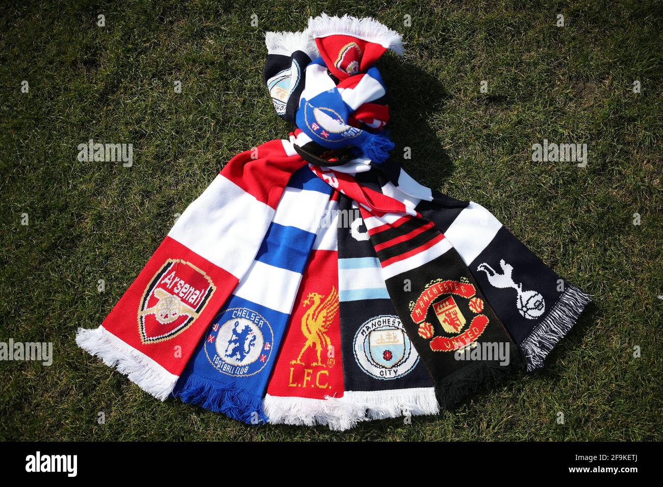 Una selezione di sciarpe raffigurate a Hackney Marshes, Londra, delle  squadre inglesi di calcio della Premier League (sinistra-destra) Arsenal,  Chelsea, Liverpool, Manchester City, Manchester United e Tottenham Hotspur,  che hanno annunciato in