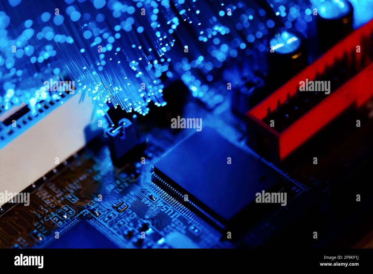 Microchip sulla scheda madre del computer. Primo piano dell'elettronica Foto Stock