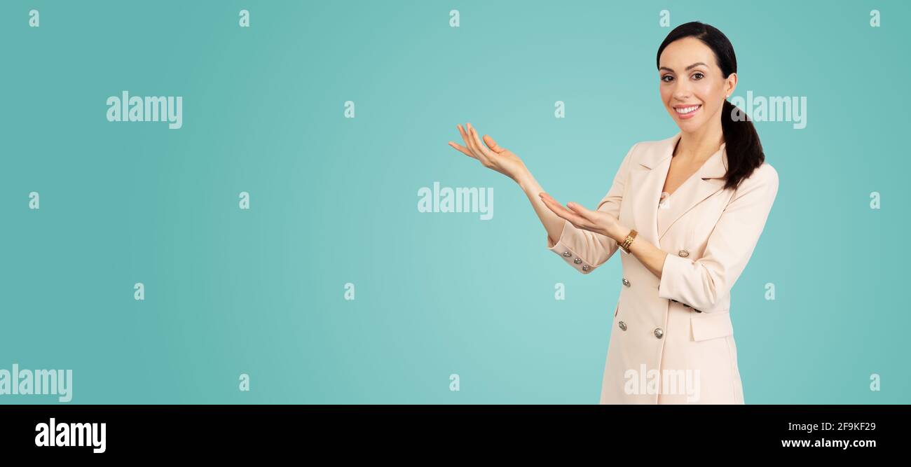 Donna d'affari, dipendente professionale, studio girato con copy space sfondo Foto Stock