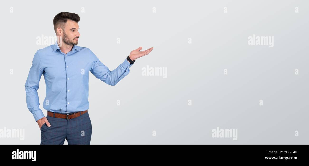 Uomo d'affari, professionista, studio girato con copy space sfondo Foto Stock