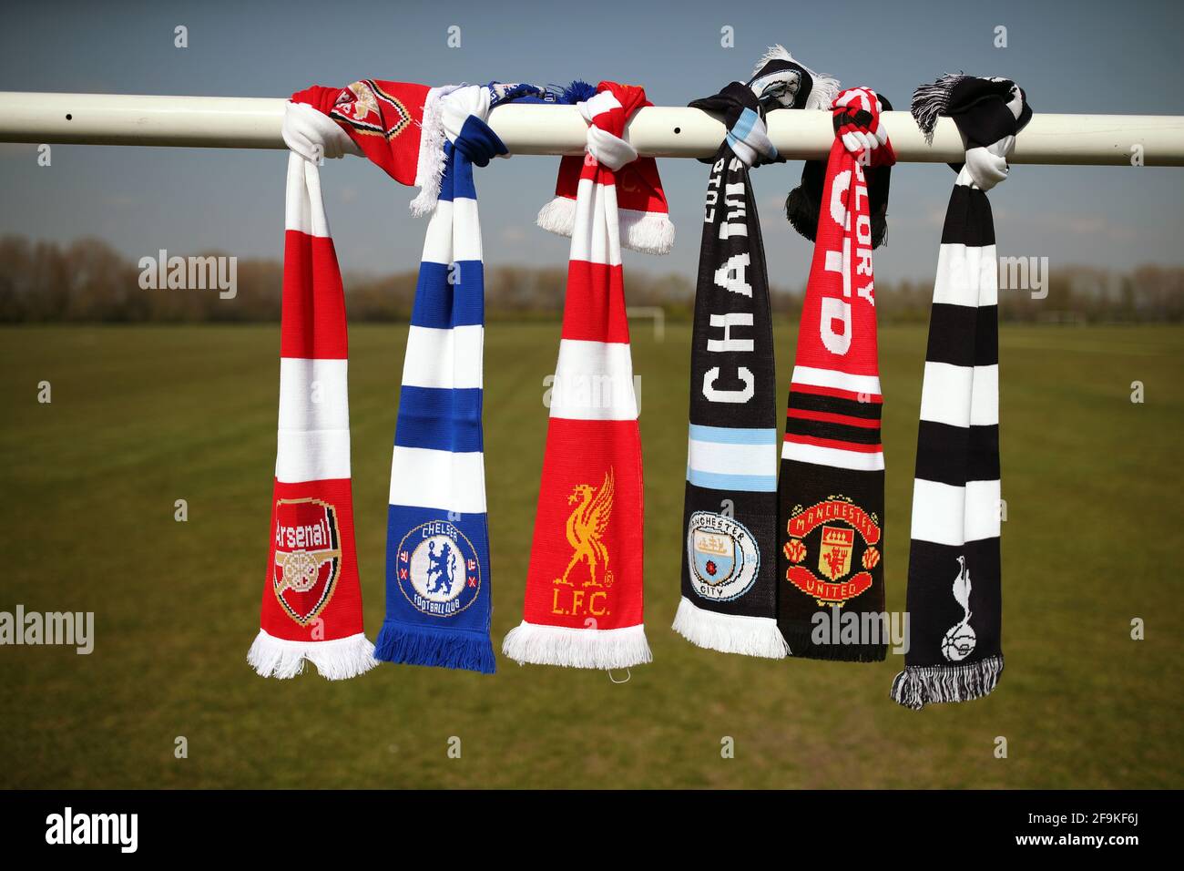 Una selezione di sciarpe raffigurate a Hackney Marshes, Londra, delle  squadre inglesi di calcio della Premier League (sinistra-destra) Arsenal,  Chelsea, Liverpool, Manchester City, Manchester United e Tottenham Hotspur,  che hanno annunciato in