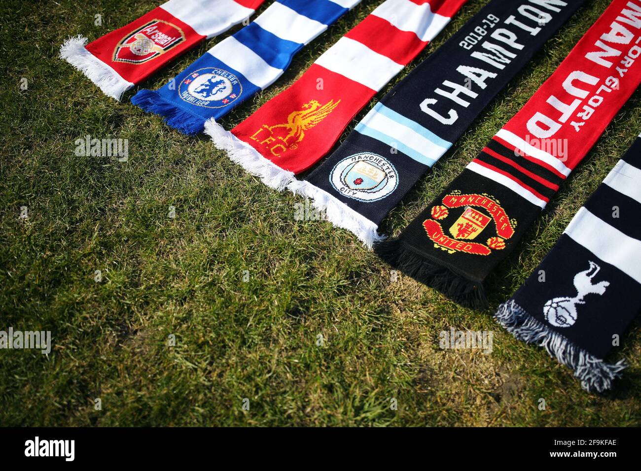 Una selezione di sciarpe raffigurate a Hackney Marshes, Londra, delle squadre  inglesi di calcio della Premier League (sinistra-destra) Arsenal, Chelsea,  Liverpool, Manchester City, Manchester United e Tottenham Hotspur, che  hanno annunciato in
