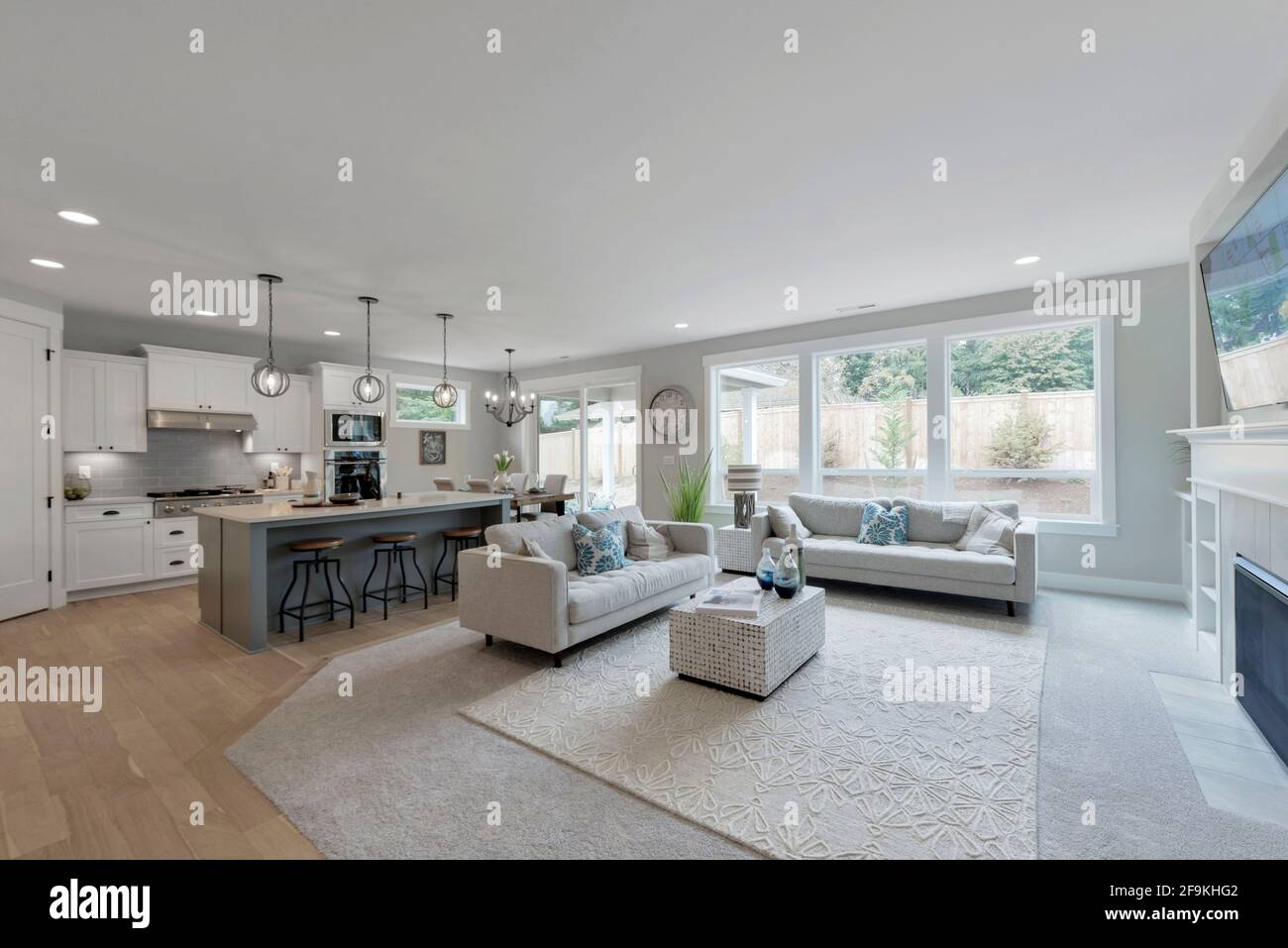 Moderno soggiorno residenziale, cucina e sala da pranzo interno Foto Stock