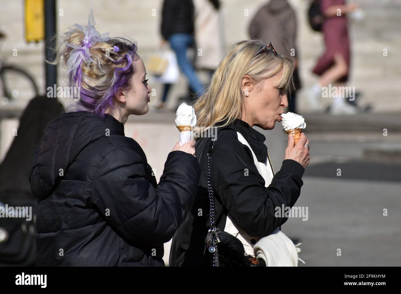 Londra, Regno Unito 19 aprile 2021 Sunshine porta in vita Trafalgar Square nel West End di Londra mentre le restrizioni di blocco del coronavirus sono attenuate. Credit: JOHNNY ARMSTEAD/Alamy Live News Foto Stock