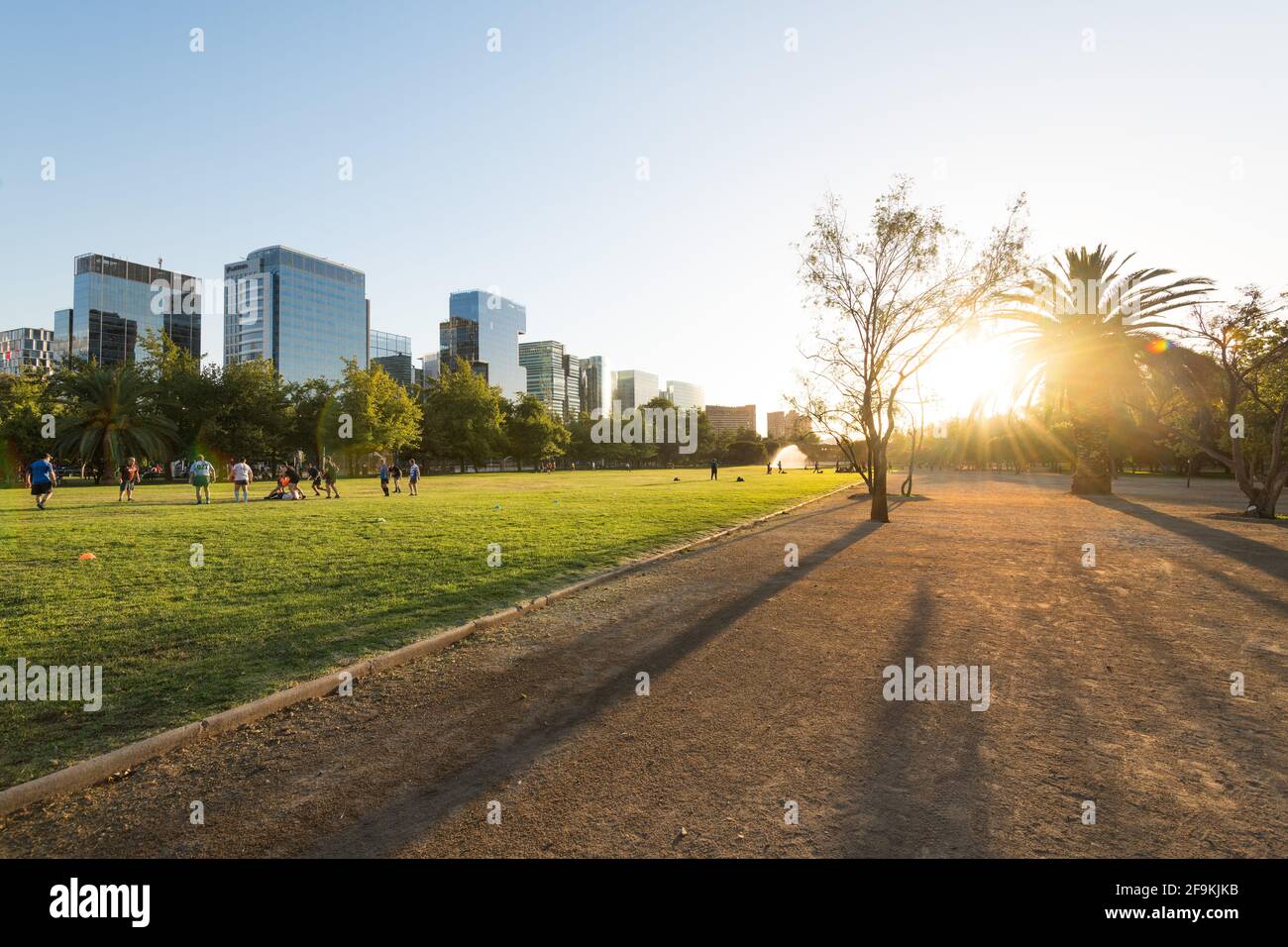 Santiago, Regione Metropolitana, Cile - persone che praticano lo sport a Parque Araucano, il parco principale di Las Condes distretto. Foto Stock