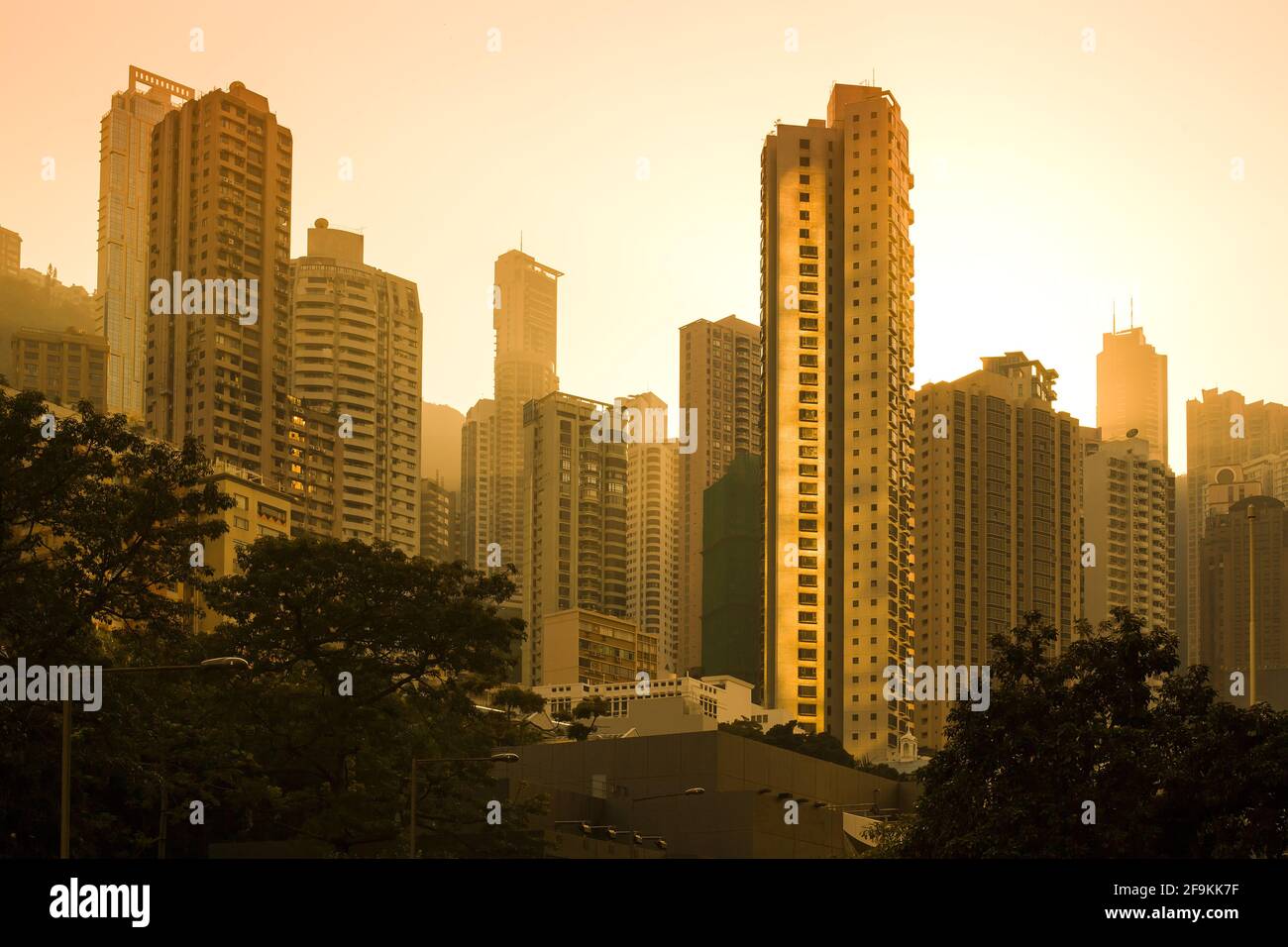 Tramonto dietro lo skyline degli edifici di appartamenti nel quartiere residenziale di Chung WAN nel centro di Hong Kong, Cina. Foto Stock