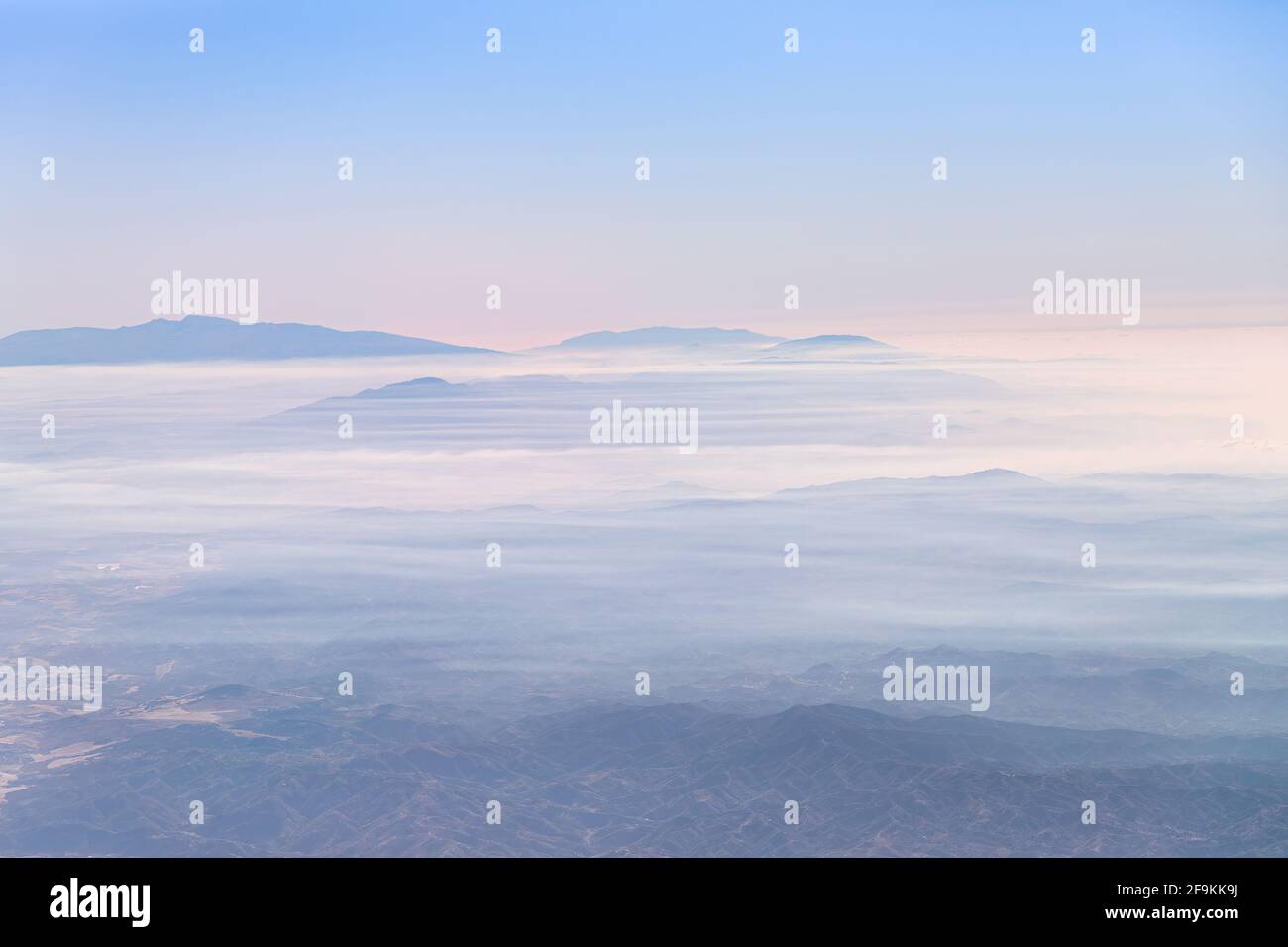 Cime della Sierra Nevada attraverso le nuvole, Spagna Foto Stock