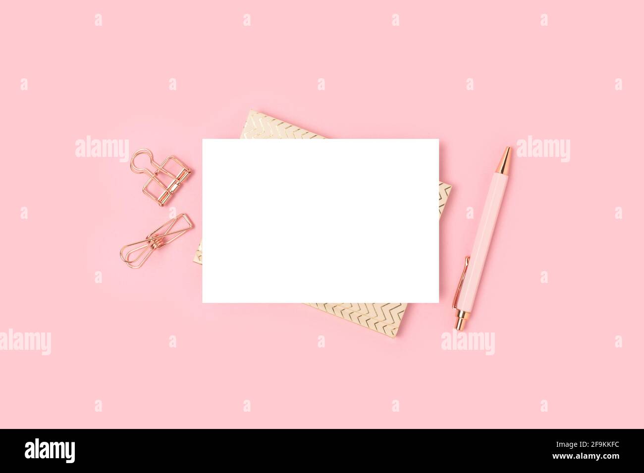 Carta bianca mockup carta e cartoleria nera su sfondo rosa. Area di lavoro monocromatica. Foto Stock