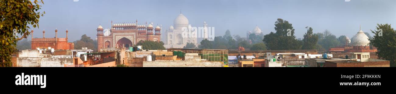 Taj Mahal sulla città, vista panoramica, il meglio dei siti storici indiani, UNESCO Agra India Foto Stock