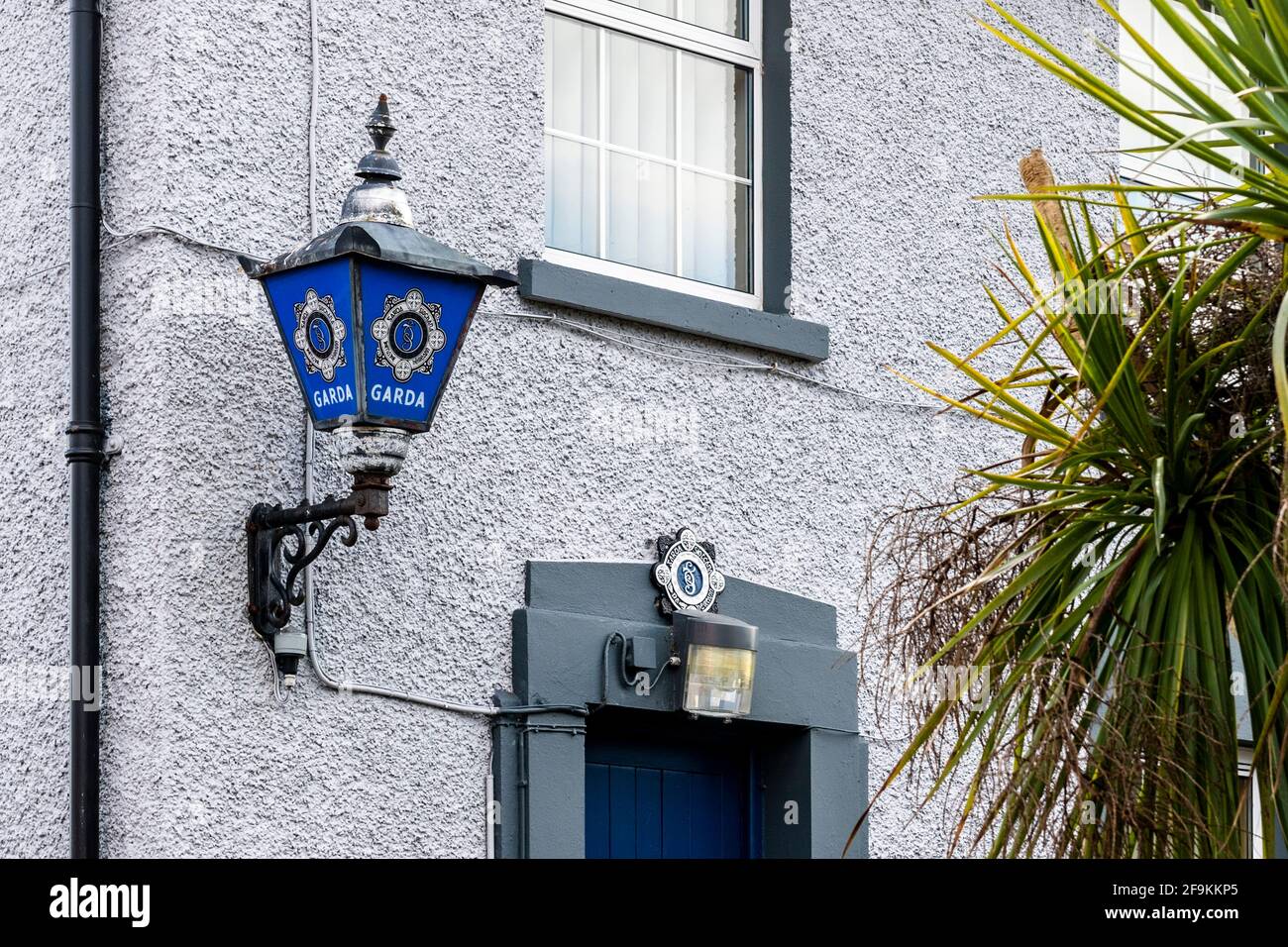 Esterno della stazione di Garda con il logo e la lampada di Garda, Timoleague, West Cork, Irlanda. Foto Stock