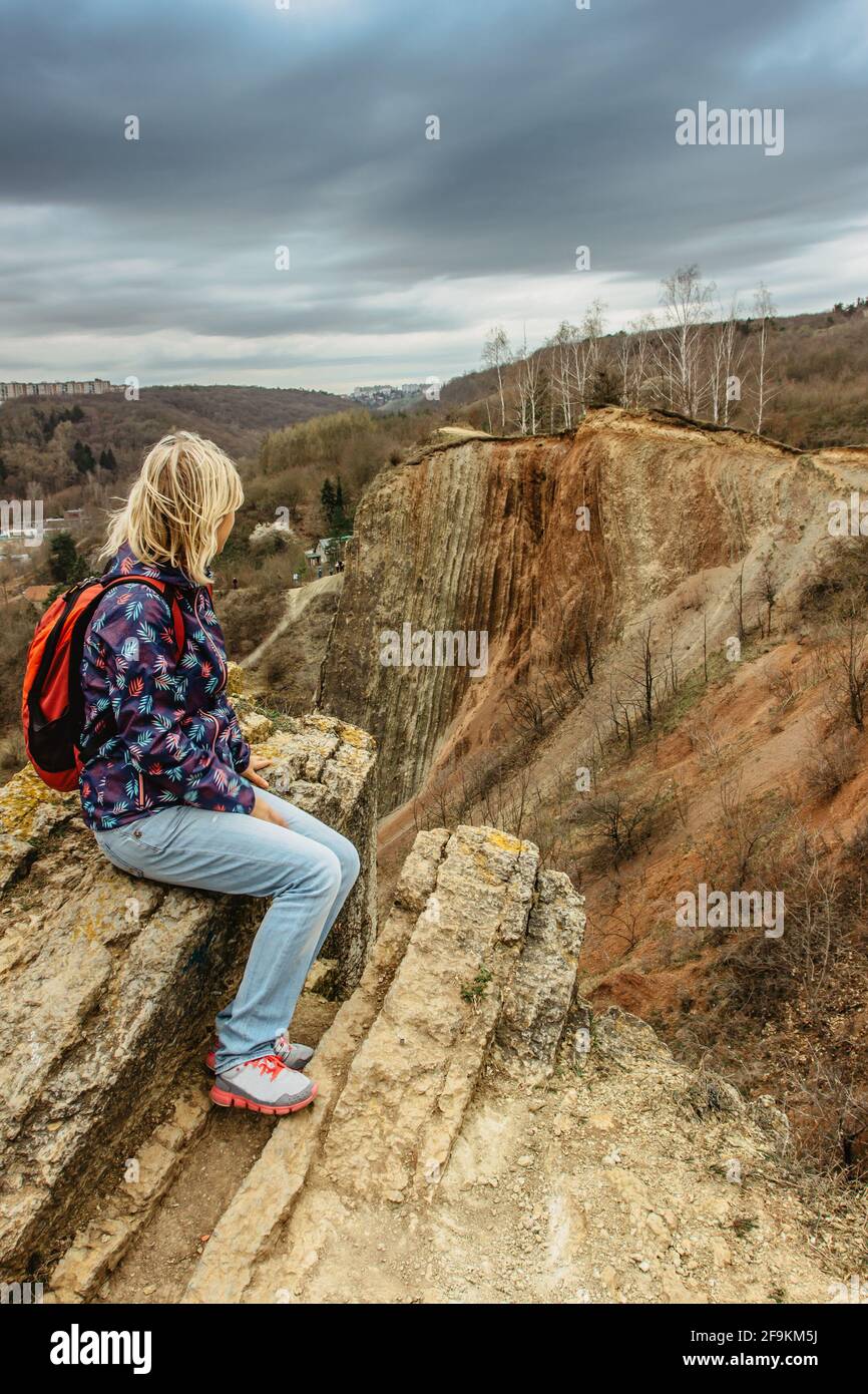 Ragazza con zaino godendo di vista della Prokopske valle riserva naturale, Praga, Repubblica Ceca.attraente paesaggio con profonde valli, ruscelli locali Foto Stock