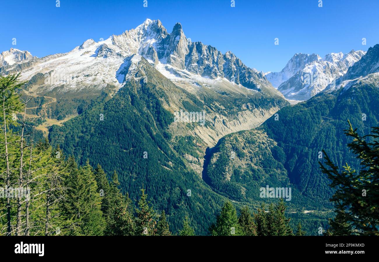 Vista panoramica di Aiguille du Dru (il Dru) Nelle Alpi francesi Foto Stock