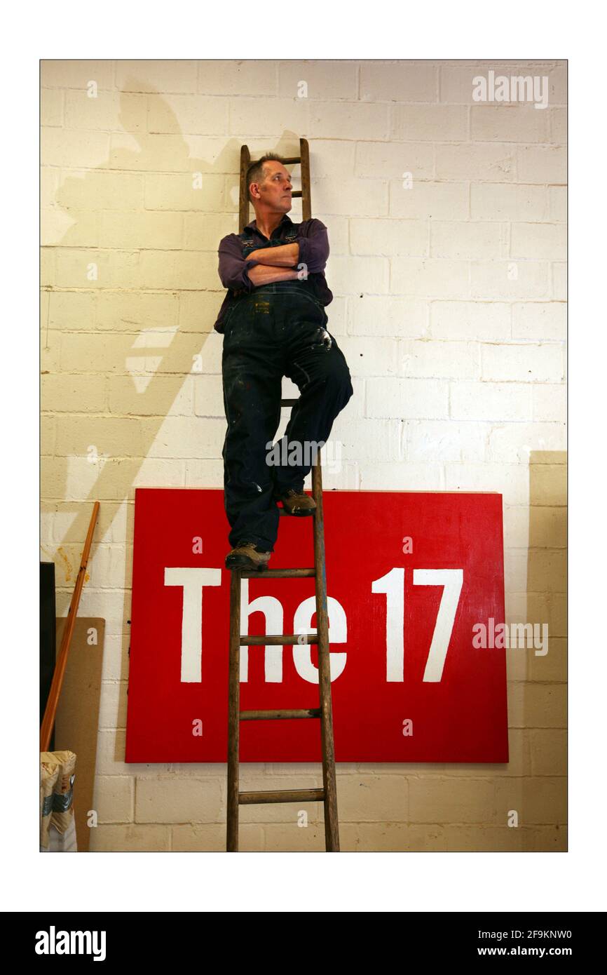 Bill Drummond (ex membro KLF e ora artista su larga scala) Nel suo magazzino/studio in Norwichphotografia di David Sandison The Independent Foto Stock