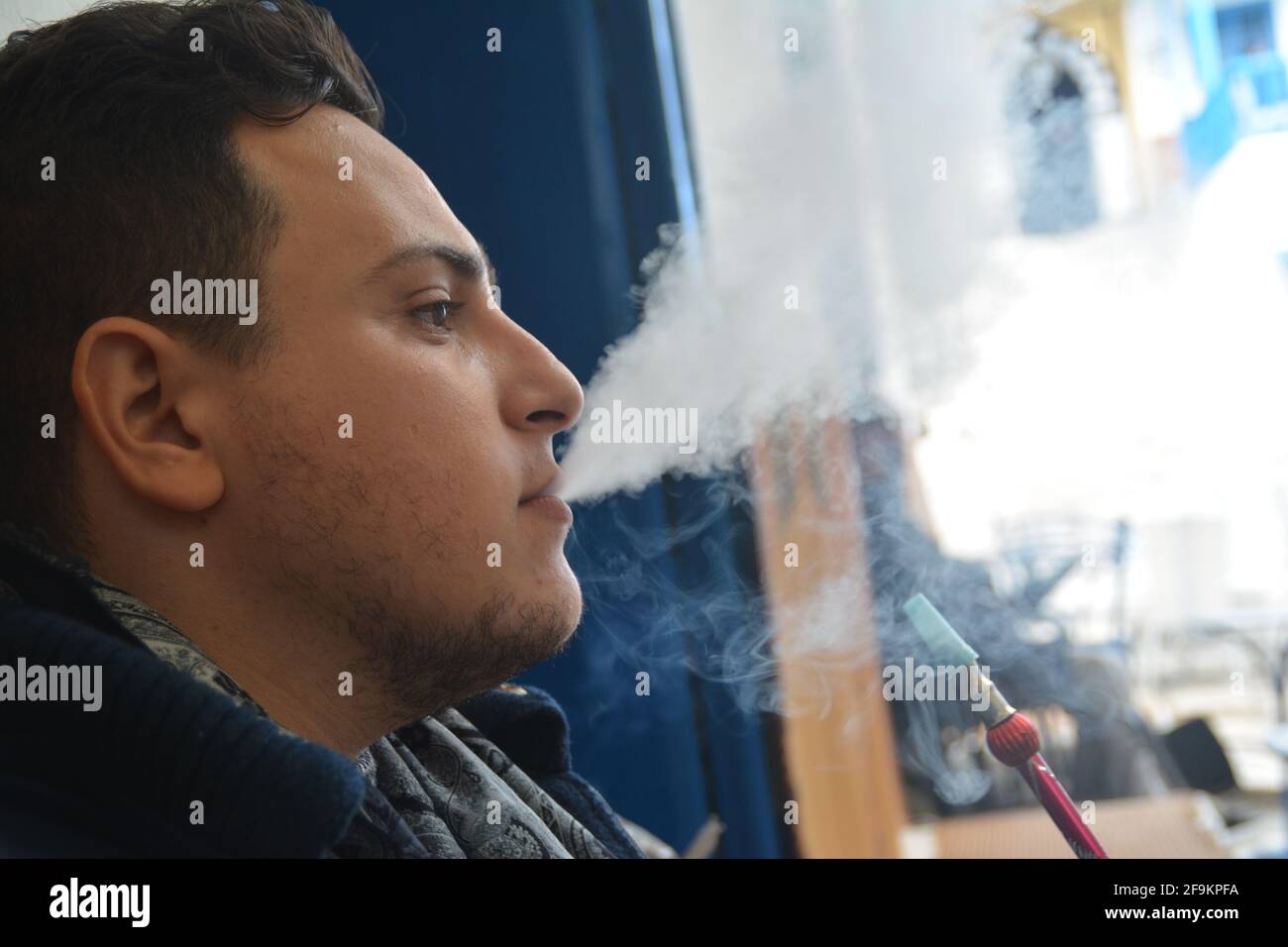 Questa è un'immagine di una persona che fuma Hookah dentro Una caffetteria tradizionale a Sidi Bou ha detto TUNISIA Foto Stock