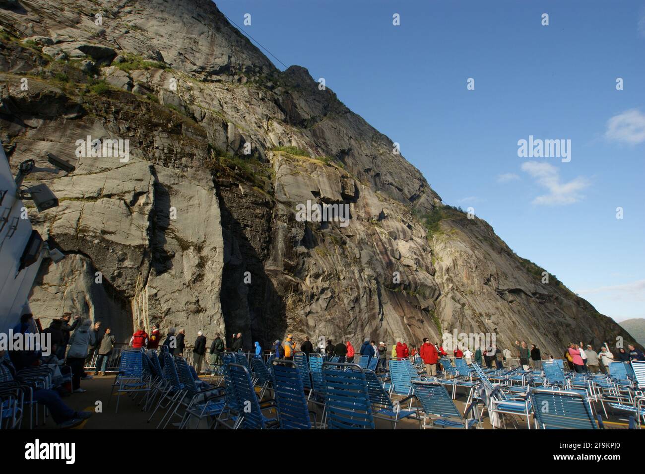 I passeggeri si imbarcarono sul ponte della nave da crociera Hurtigruten, entrata nel stretto Trollfjord e in fase di negoziazione di una svolta molto difficile. Foto Stock