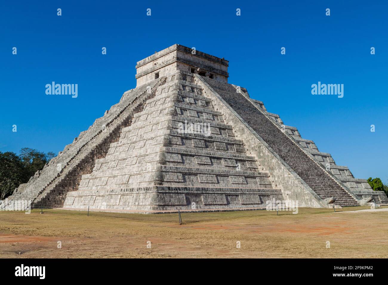 Piramide Kukulkan nel sito archeologico Maya Chichen Itza, Messico Foto Stock