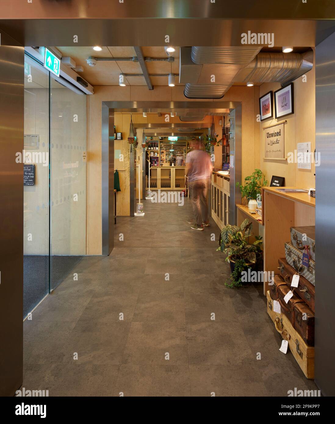 Area al piano terra - wine bar / ristorante. Stow-away Waterloo Hotel, Londra, Regno Unito. Architetto: Doone Silver Kerr, 2019. Foto Stock