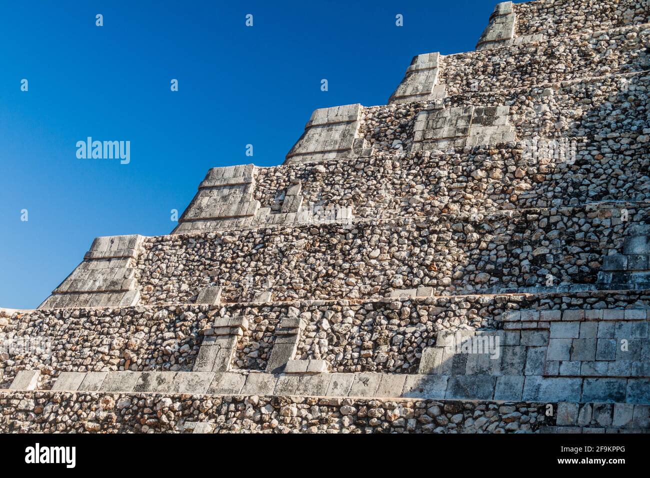 Dettaglio dei gradini della piramide Kukulkan nel sito archeologico Maya Chichen Itza, Messico Foto Stock