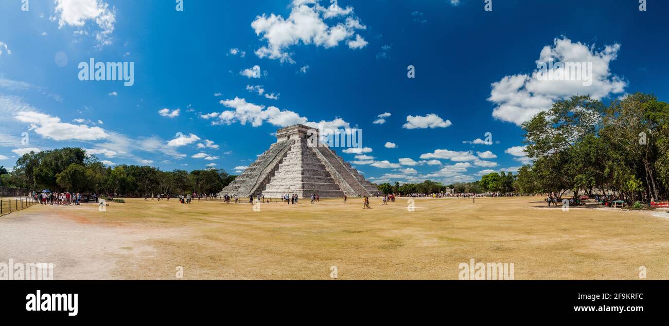 CHICHEN ITZA, MESSICO - 26 FEBBRAIO 2016: Folle di turisti visitare la piramide di Kukulkan presso il sito archeologico Chichen Itza. Foto Stock