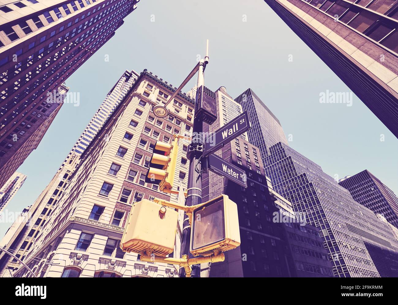 Guardando verso l'alto le insegne di Wall Street e Water Street, colore applicato, New York City, USA. Foto Stock