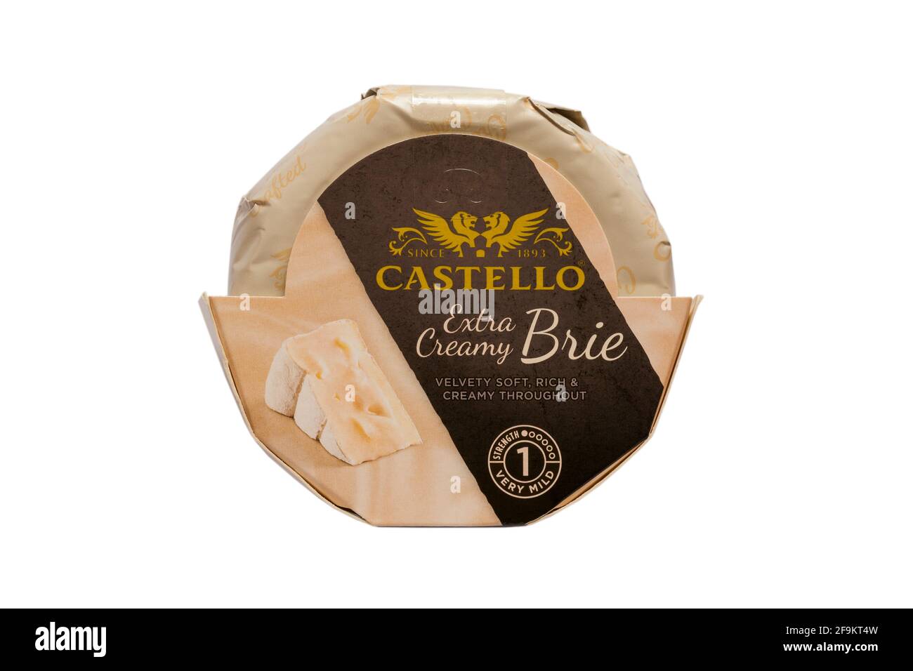 confezione di formaggio Brie Extra cremoso Castello isolato su bianco Sfondo - vellutato morbido ricco e cremoso ovunque - Bianco formi il formaggio grasso pieno molle Foto Stock