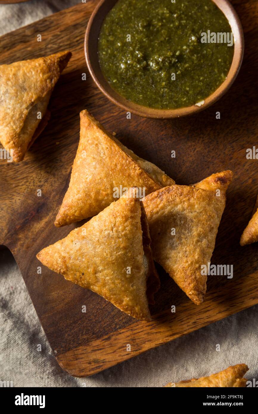 Patate indiane fatte in casa e Samosas di lenticchie con chutney da immersione Foto Stock
